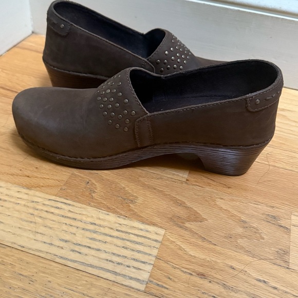 Dansko Mavis Brown Nubuck Leather Studded Slip On Clogs Shoes Size 39 US 9 - Picture 7 of 10